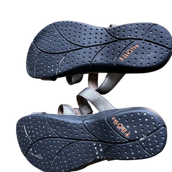 Taos Sandals Womens Size 37 6 Metallic Silver Leather Comfort Active Athleisure - Picture 7 of 7
